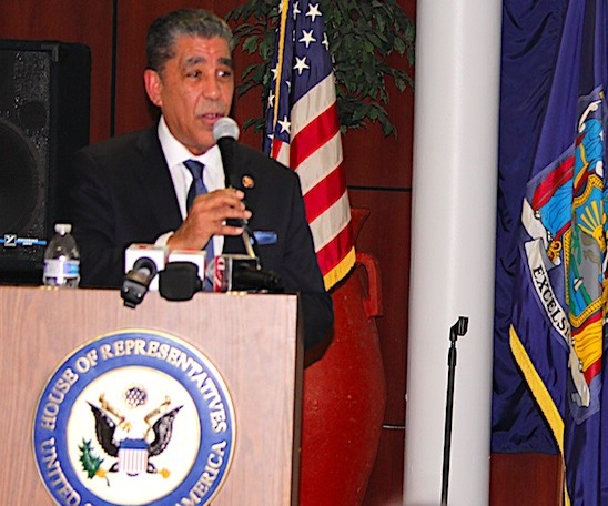 Adriano Espaillat: Un Líder que No se Retira