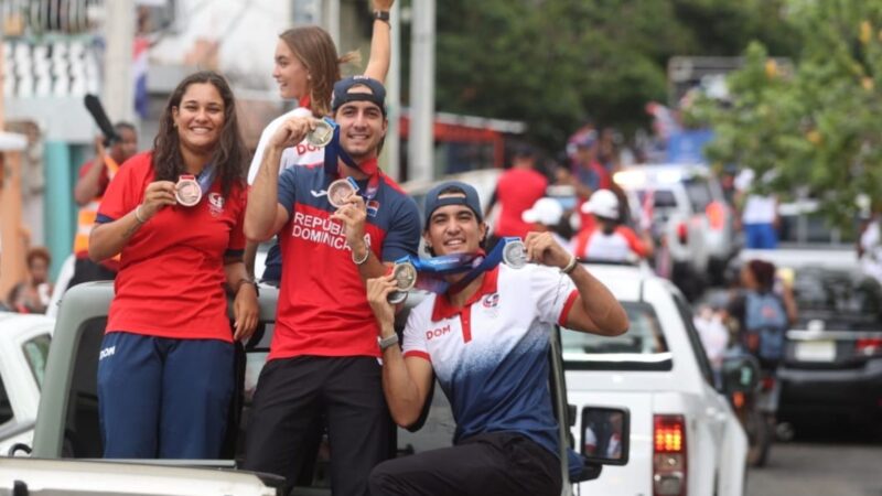 Atletas Dominicanos Celebran con el Pueblo Bajo la Lluvia