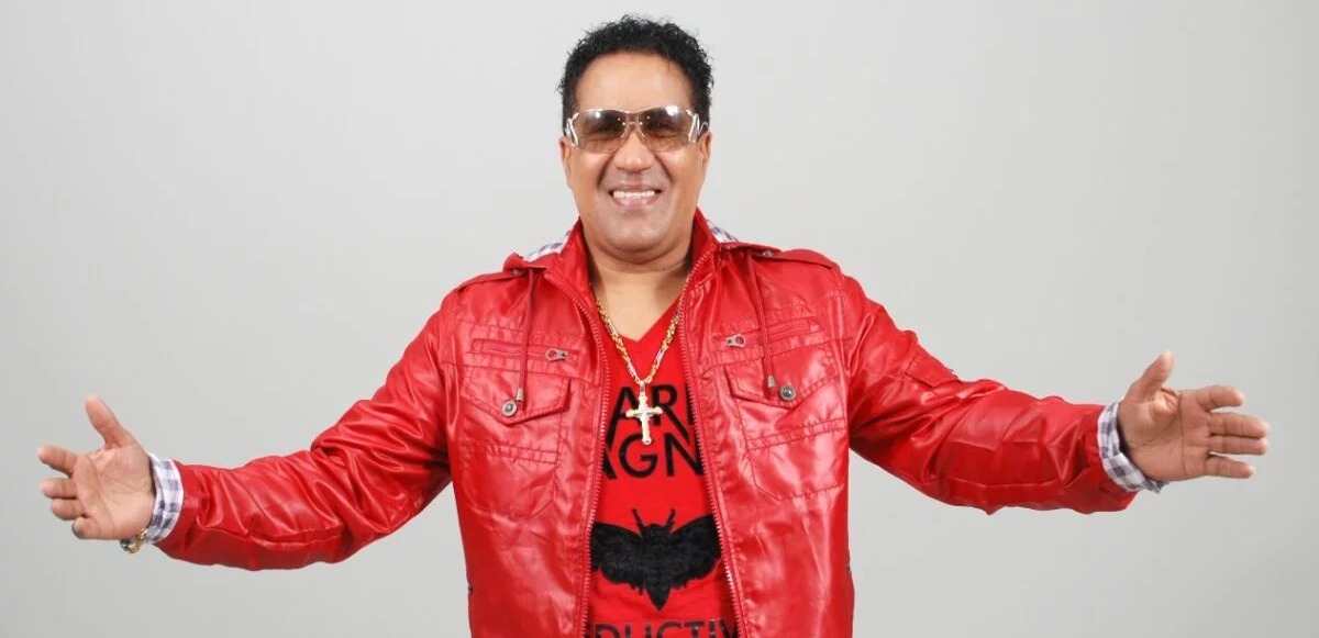 Kinito Méndez Recupera Canciones Perdidas y Revive su Primer Proyecto Musical
