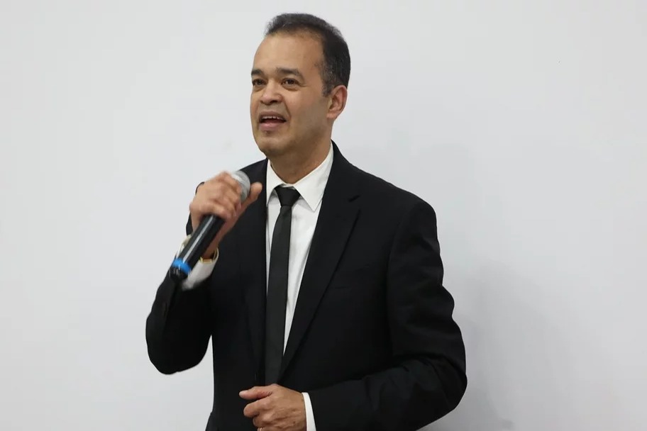 Alex Bueno: Su Legado Musical Sigue Brillando en Spotify