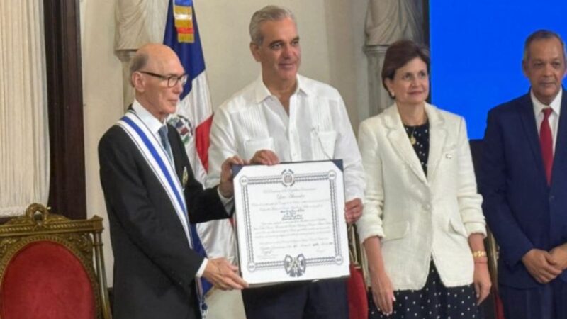 Presidente Abinader Honra a Frank Moya Pons con Distinción Nacional