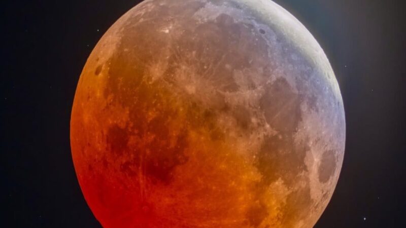 Espectacular Eclipse Lunar Tiñe de Rojo el Cielo Dominicano