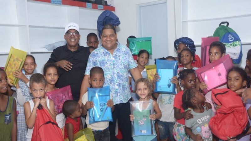 Yuli Norberto Distribuye Kits Escolares a Niños de Sectores Vulnerables