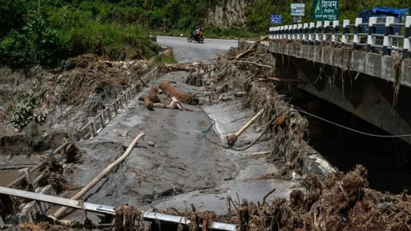 Devastadora Riada en Nepal y China Deja Más de 800 Muertos
