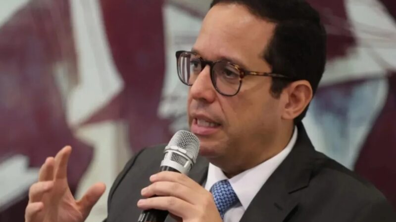 Sigmund Freund Aborda el Crecimiento de la Nómina Pública en el Almuerzo del Grupo Corripio