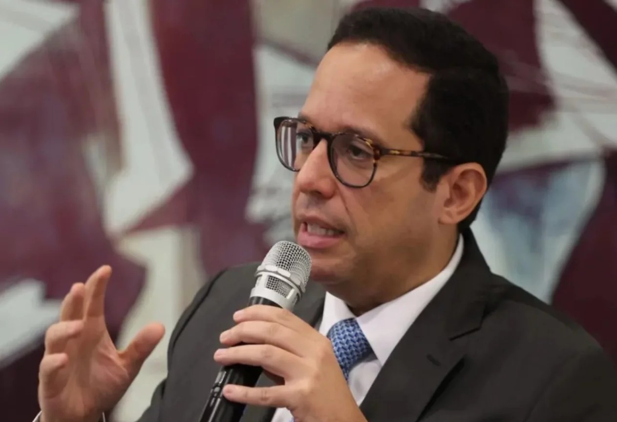 Sigmund Freund Aborda el Crecimiento de la Nómina Pública en el Almuerzo del Grupo Corripio