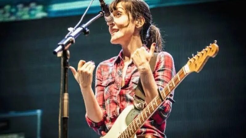 Cristina Llanos: Revelaciones de una Estrella del Rock en su Nueva Obra