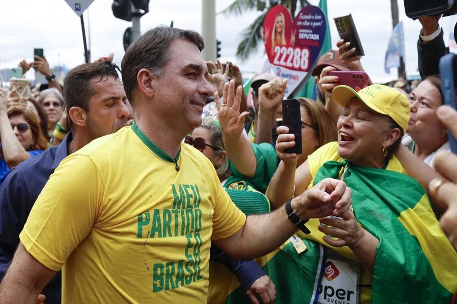 Flávio Bolsonaro Arremete Contra Lula y Promete Medidas Drásticas Contra el Narcotráfico