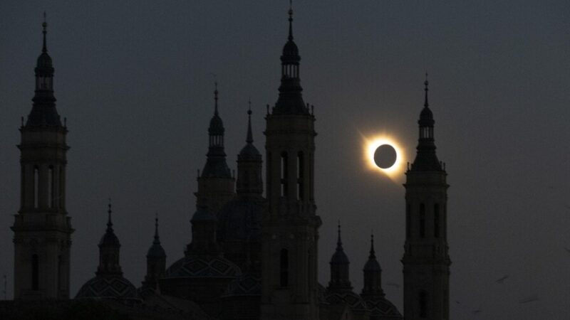 Eclipse Solar Deslumbra a España con Breve Anochecer