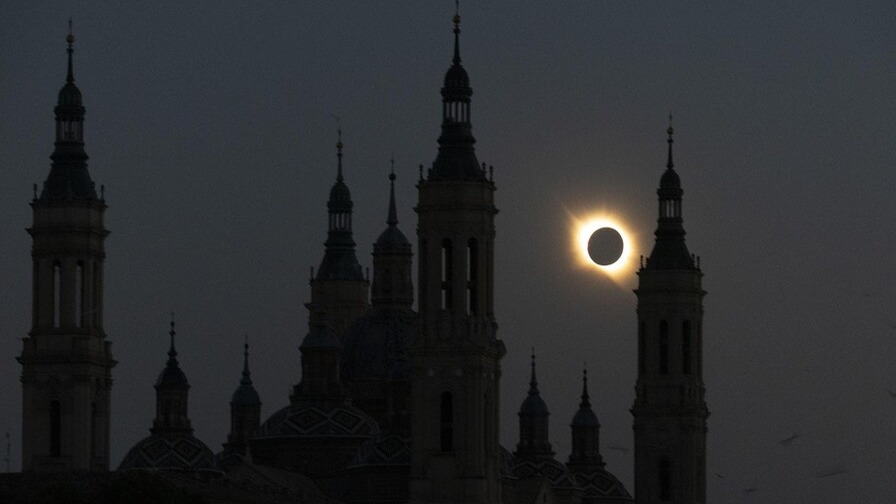 Eclipse Solar Deslumbra a España con Breve Anochecer