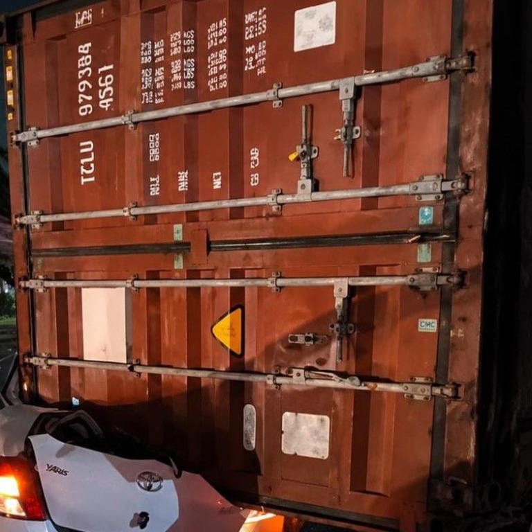 Impactante Accidente en Santo Domingo Deja a Mujer Herida y Daños en Infraestructura