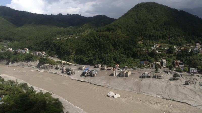 Tragedia en Nepal: Inundaciones Dejan Centenares de Víctimas