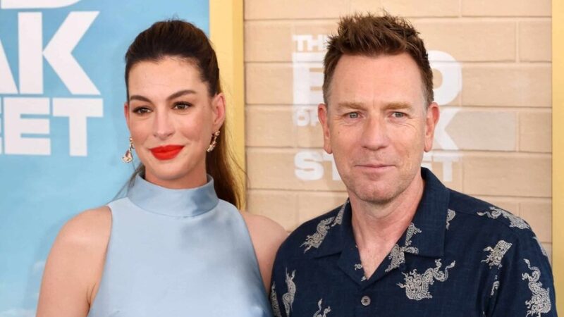Anne Hathaway y Ewan McGregor Enfrentan Dinosaurios en ‘El Final de la Calle Oak’