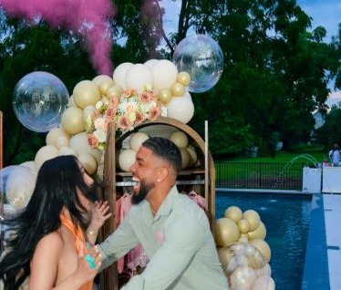 DJ Adoni y su Esposa Anuncian que Esperan una Niña