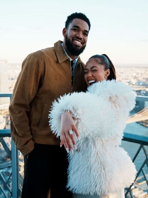 Karl Towns y Jordyn Woods Celebran su Amor en una Deslumbrante Boda en Malibú