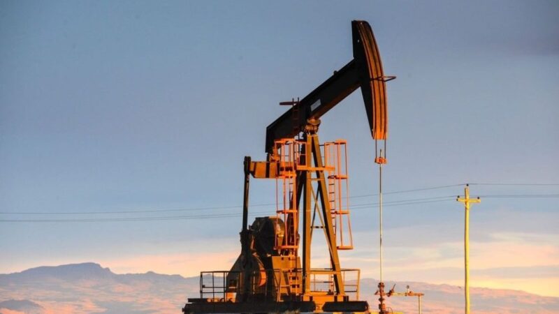 El Petróleo de Texas Aumenta un 2% ante la Tensión en el Estrecho de Ormuz