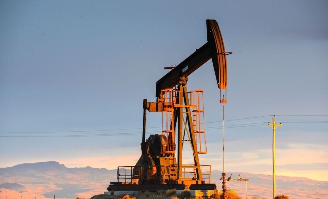 El Petróleo de Texas Aumenta un 2% ante la Tensión en el Estrecho de Ormuz