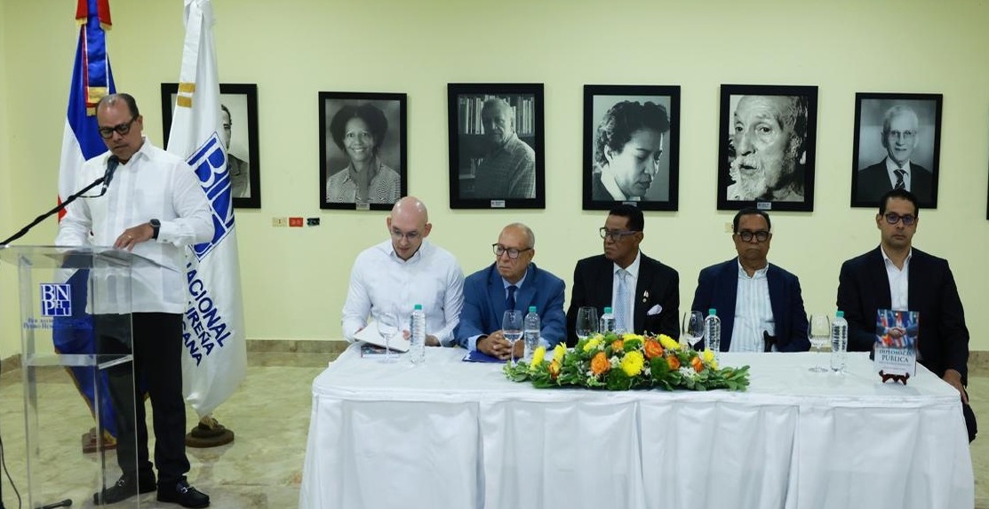 Néstor Cerón Suero Presenta su Nueva Obra sobre Diplomacia Moderna