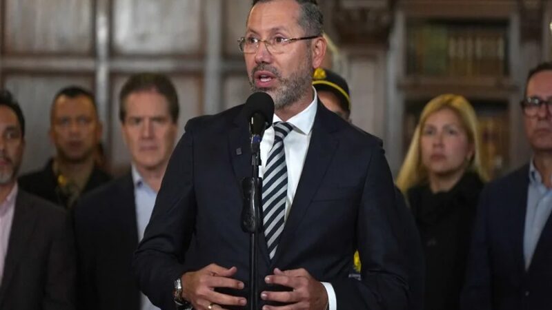 Ministro de Vivienda de Colombia se defiende tras críticas por viaje durante emergencia