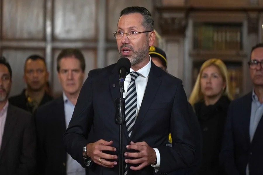 Ministro de Vivienda de Colombia se defiende tras críticas por viaje durante emergencia