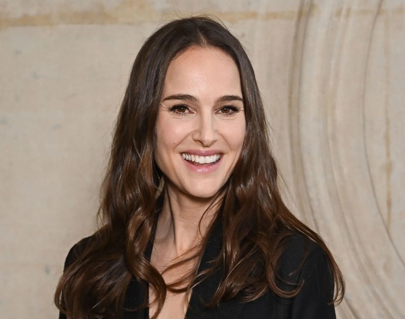 Natalie Portman: Intelecto Brillante y Nueva Maternidad a los 45