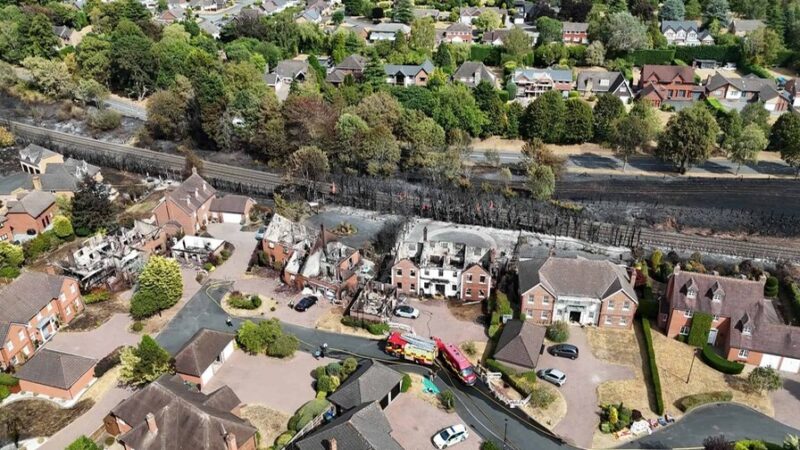 Devastador Incendio en Stourbridge Destruye 19 Edificios y Deja 20 Hospitalizados