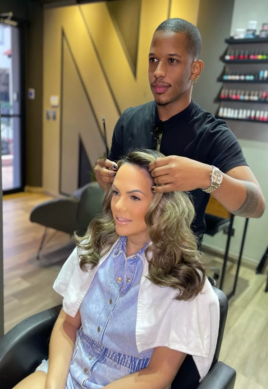 Tendencias de Color de Cabello que Iluminan la Temporada