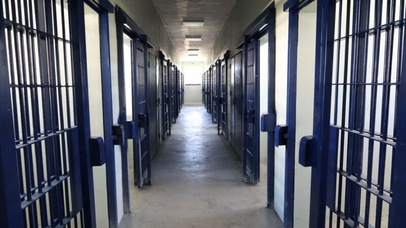Suspenden a Agente Penitenciario por Uso de Celular en Cárcel Las Parras