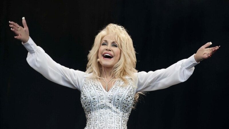 Fallece Dolly Parton, Icono del Country y Filántropa
