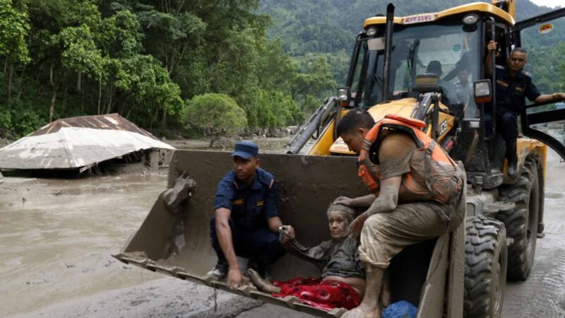 Tragedia en Nepal: Riada Deja 55 Muertos y 403 Desaparecidos