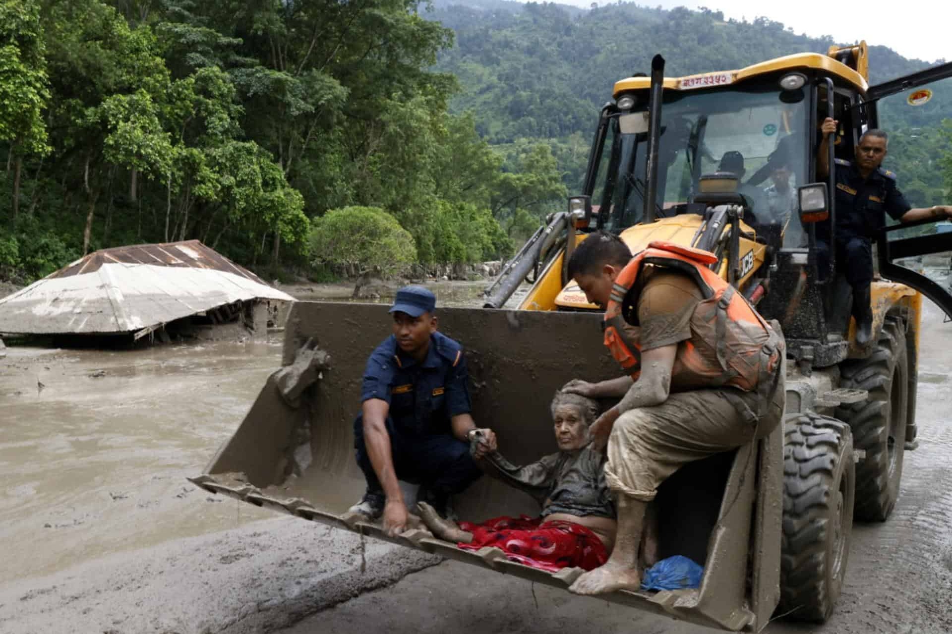 Tragedia en Nepal: Riada Deja 55 Muertos y 403 Desaparecidos
