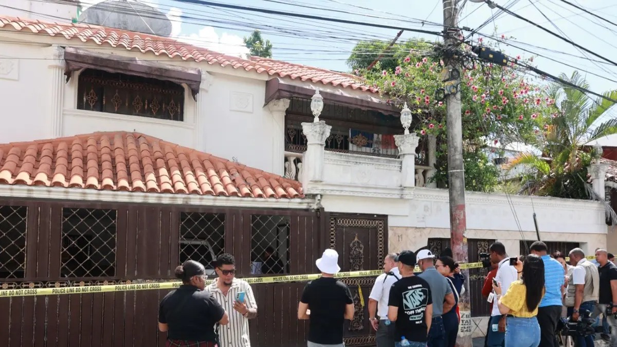 Impactante Escena en la Residencia de Julián Oro Duro: Un Crimen que Sacude a la Comunidad