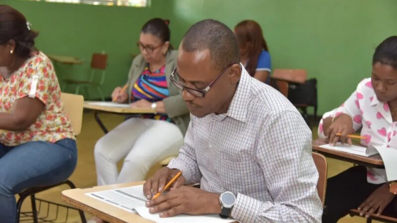 Maestros Dominicanos Reciben Importante Retroactivo por Evaluación Docente
