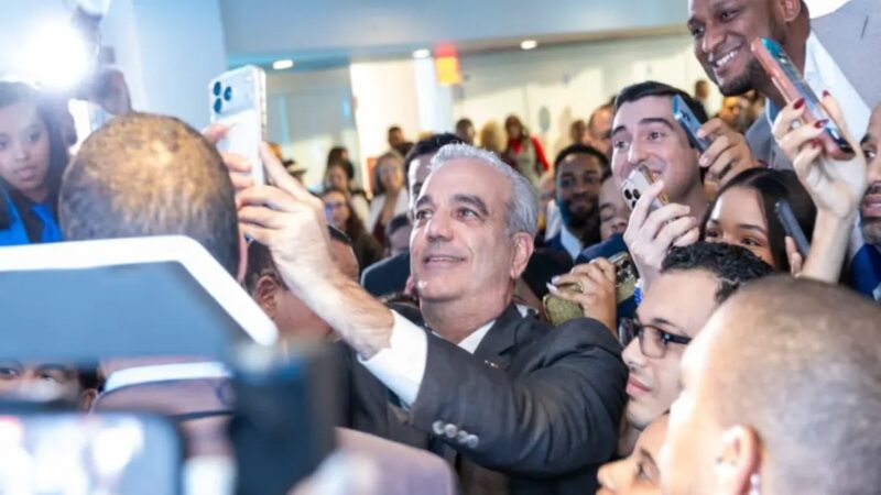 Presidente Abinader Otorga 300 Becas a Jóvenes Dominicanos en Nueva York