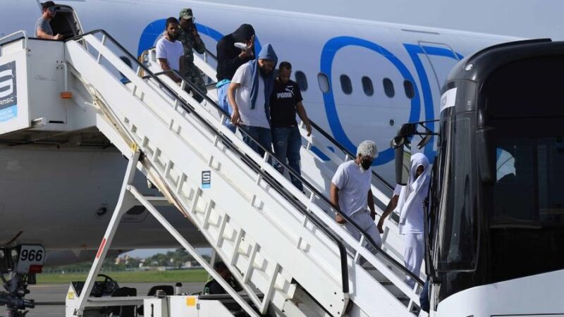 Vuelo de Deportación de ICE Aterriza en San Isidro sin Aviso Oficial