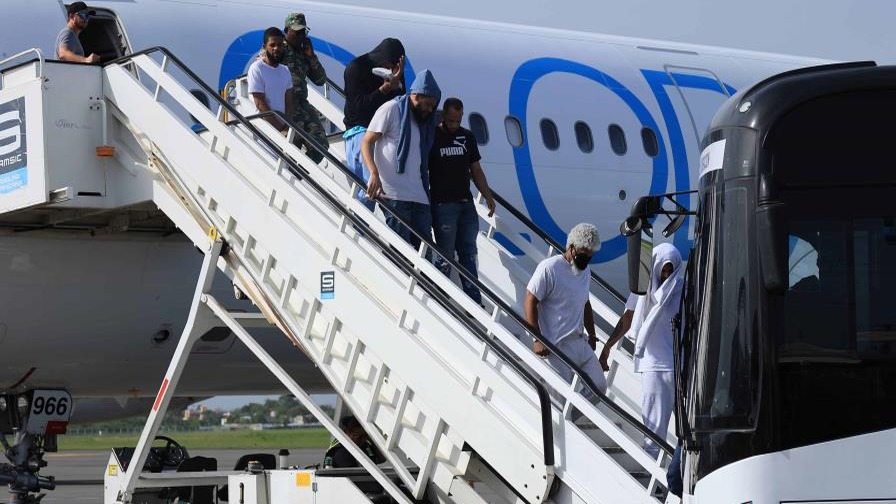 Vuelo de Deportación de ICE Aterriza en San Isidro sin Aviso Oficial