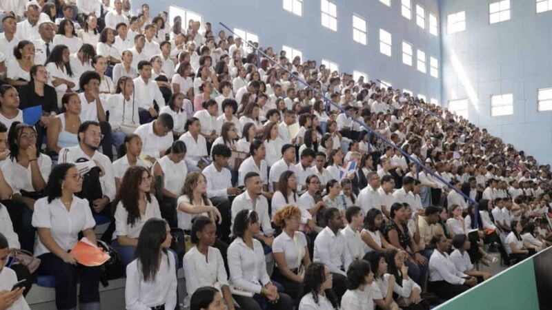 Gobierno Otorga 10,000 Becas para Impulsar la Educación Superior