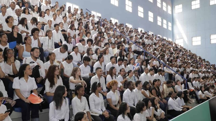 Gobierno Otorga 10,000 Becas para Impulsar la Educación Superior