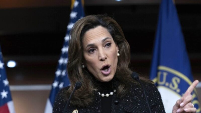 María Elvira Salazar Critica a Trump por Estrategias Migratorias