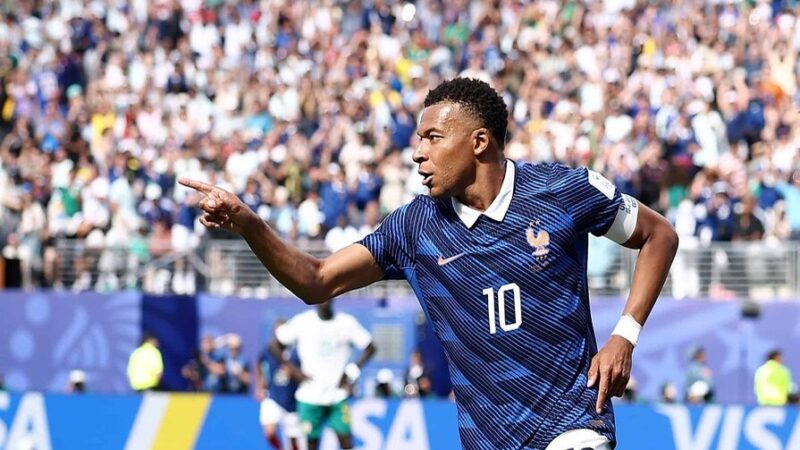 Mbappé Fuera de Juego: Lesión en la Rodilla lo Deja Hasta 12 Días de Baja