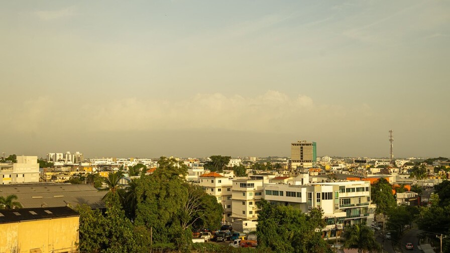 Polvo del Sahara y Calor Intenso Marcarán el Clima Dominicano este Domingo