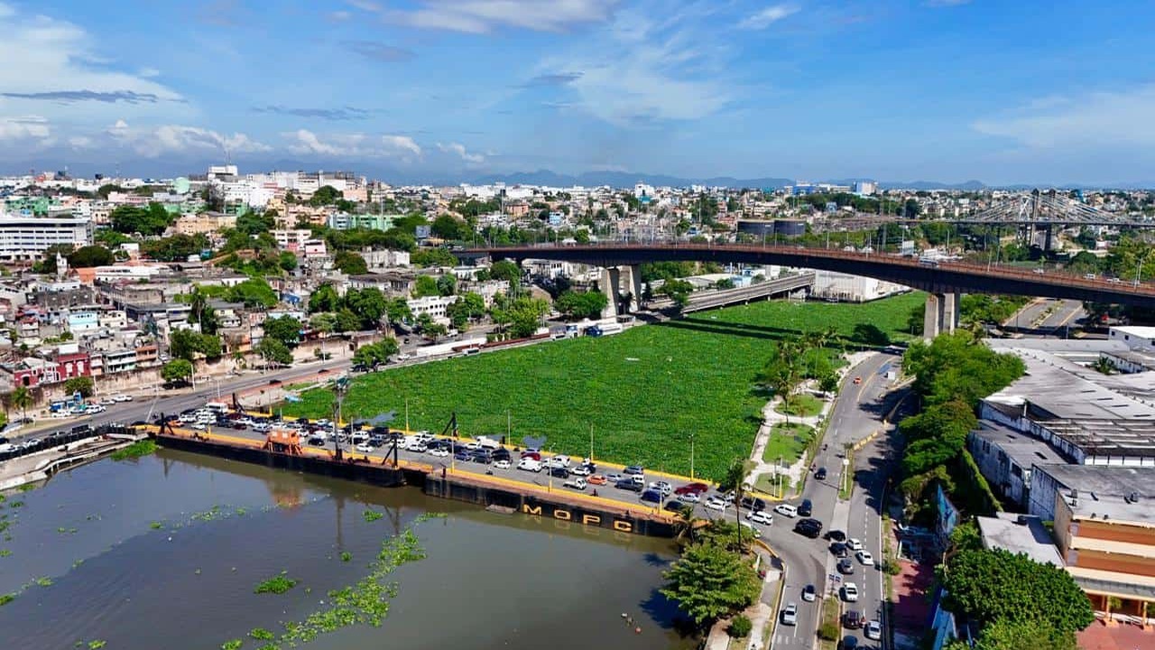 Lluvias Desatan Invasión de Lilas en el Río Ozama
