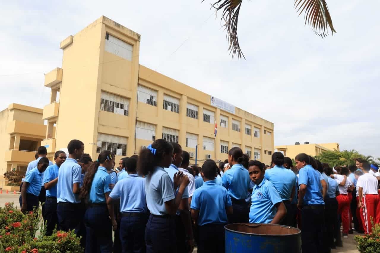 Simulacro de Evacuación en Liceo María Teresa Quidiello: Un Éxito en Preparación y Respuesta