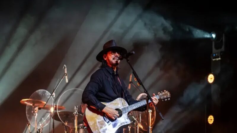 Beto Cuevas Encanta Santiago con un Concierto Íntimo y Emotivo