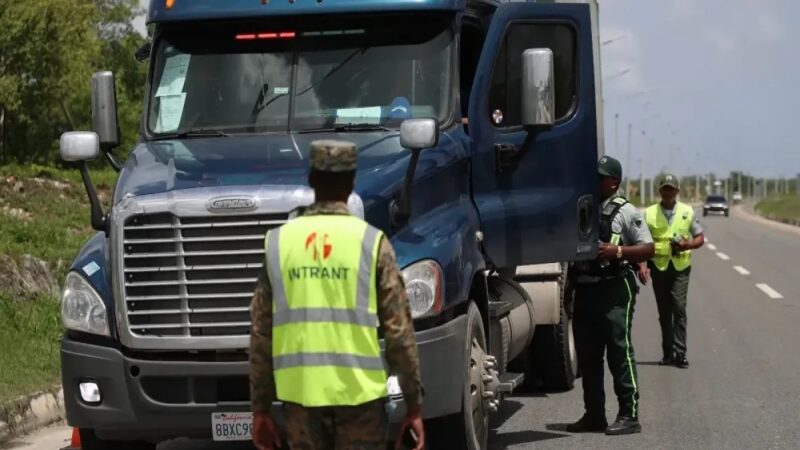 INTRANT y DIGESETT Sancionan 41 Vehículos Pesados por Uso Incorrecto de Carril