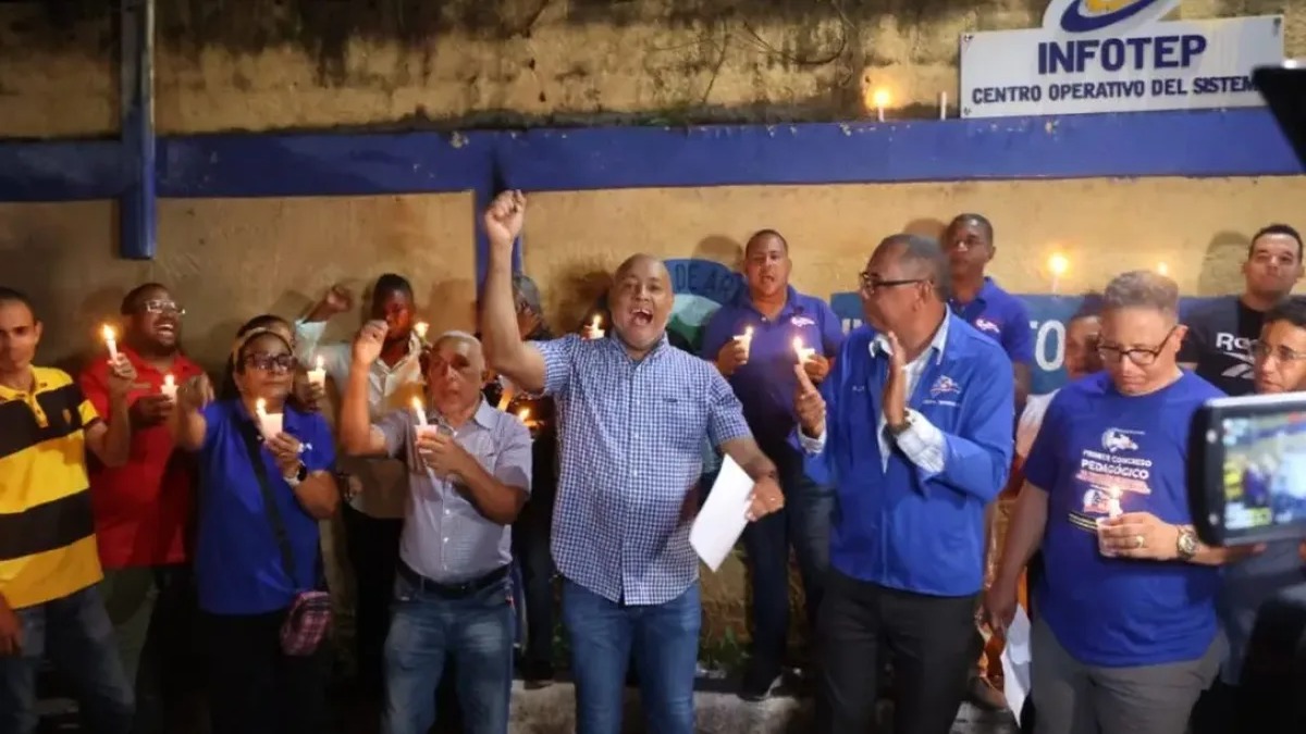 La ADP Enciende Velas en Protesta por Escuelas en Mal Estado