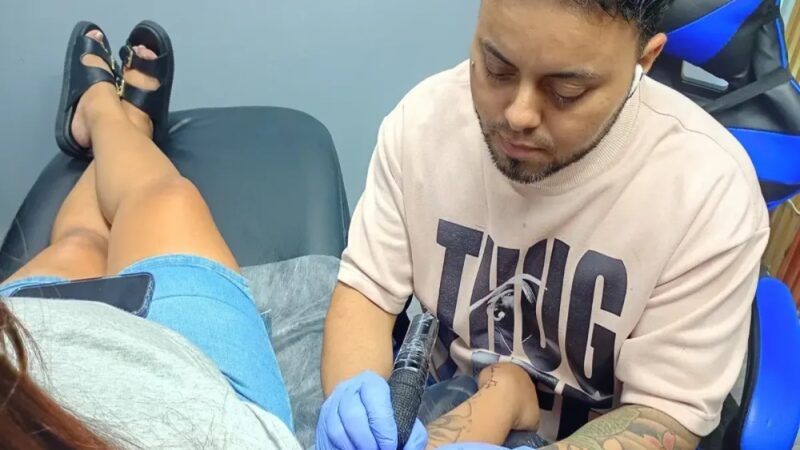 Mujeres y Adultos Mayores: Líderes en la Tendencia del Tatuaje en RD