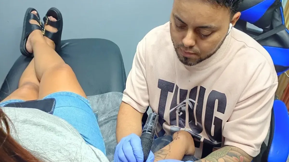 Mujeres y Adultos Mayores: Líderes en la Tendencia del Tatuaje en RD