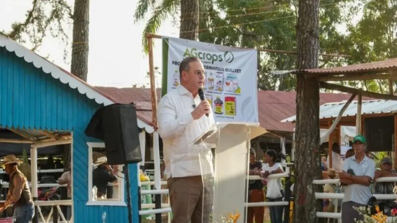 Gobierno Dominicano Distribuye 20 Mil Pacas de Alimento para Ganado ante Sequía