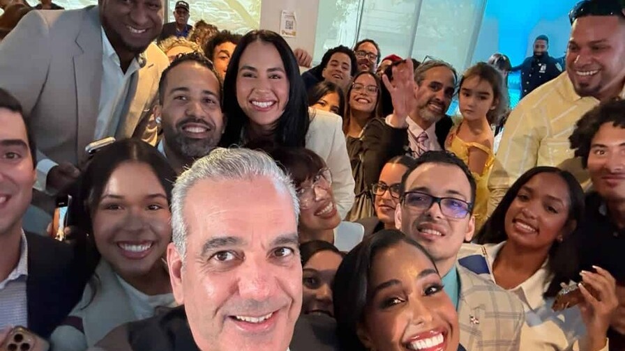Abinader Otorga 300 Becas a Jóvenes Dominicanos en Nueva York